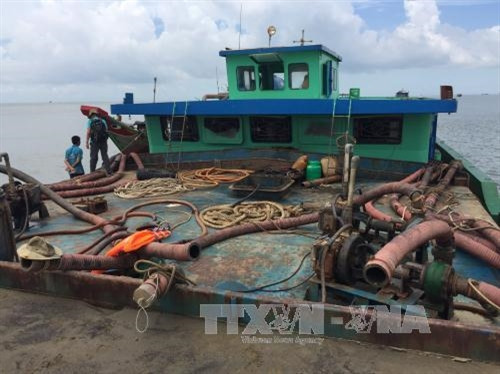 Phương tiện khai thác cát trái phép bị thu giữ. Ảnh: Thành Chung - TTXVN Phương tiện khai thác cát trái phép bị thu giữ. Ảnh: Thành Chung - TTXVN