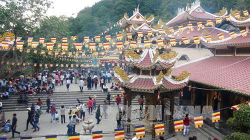 Đông đảo khách du lịch đến tham quan, hành hương tại khu du lịch núi Bà Đen. Ảnh: Thanh Tân-TTXVN