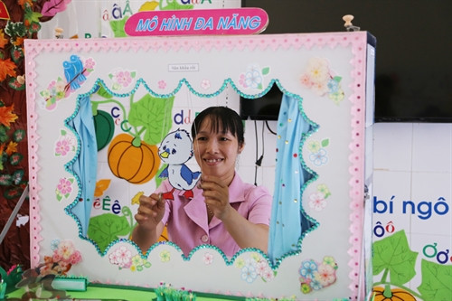 Cô Huỳnh Thị Kiều Quyên với thiết bị dạy học “Mô hình đa năng”. Ảnh: Nam Thái – TTXVN Cô Huỳnh Thị Kiều Quyên với thiết bị dạy học “Mô hình đa năng”. Ảnh: Nam Thái – TTXVN