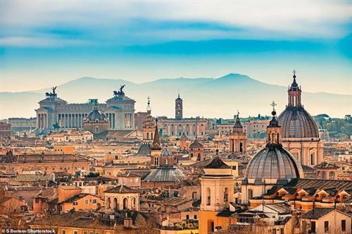 Từ năm 100 trước công nguyên đến năm 400 sau công nguyên, Rome là thành phố lớn nhất thế giới. Phong tục, ngôn ngữ, luật pháp, kỹ thuật và kiến trúc La Mã đều có mặt trên các vùng đất thuộc La Mã rộng lớn ở Châu Âu, Bắc Phi và Tây Á Vượt lên trên cảnh quan thành phố Turin là Mole Antonelliana hình vòm, hiện đang là Bảo tàng Điện ảnh Quốc gia. Ở phía trước là quảng trường rộng lớn Vittorio Veneto, đằng sau là dãy Alps tạo thành một khung cảnh ấn tượng. Thị trấn San Gimignano ở Tuscany tường bao quanh, còn được gọi là 'Thị trấn của những tòa tháp đẹp' do sự bảo tồn độc đáo của những ngôi nhà tháp thời trung cổ. Trong thời kì hoàng kim, có 72 tháp nhưng hiện nay chỉ còn tồn tại lại 14 tháp. Gondolas là những chiếc thuyền đáy phẳng, được thiết kế để thích hợp với tuyến đường thủy nông và hẹp của Venice. Một người chèo thuyền gondolier. Vào năm 2010, nữ gondolier đầu tiên đã nhận được giấy phép từ hiệp hội những người gondoliers. Mặc dù nó chiều dài 50km, Como nhỏ nhất trong ba hồ lớn ở Ý - hai hồ kia là Maggiore và Garda. Hồ là nơi nghỉ ngơi của những người giàu có từ thời La Mã. Nhìn ra núi Vesuvius là một khu định cư có từ thế kỷ thứ 9 trước Công nguyên. Đến năm 750 trước Công nguyên, người Hy Lạp đã đặt tên cho thành phố này là N Nott (nghĩa là Thành phố Mới). Người Norman chiếm thành phố vào năm 1139, rồi nó bắt đầu được truyền từ triều đại này sang triều đại khác. Người dân địa phương gọi đây là Ponte del Diavolo (Cầu Quỷ) vì nó gắn với một truyền thuyết liên quan đến quỷ dữ. Cây cầu được xây vào cuối thế kỉ thứ 11 ở Tuscany, bắc qua sông Serchio. Nằm trên đỉnh của một mảnh đất hình tam giác chia các nhánh Como và Lecco của hồ, Bellagio được mệnh danh là thị trấn xinh đẹp nhất của nước Ý. Những cửa hàng đồ lưu niệm và các con đường lát soi của Bellagio đặc biệt quyến rũ du khách. Duomo, hay còn gọi là nhà thờ chính tòa Santa Maria del Fiore, dường như bay lơ lửng trên các mái nhà của thành phố Florence. Tòa thị chính Palazzo Vecchio giống như một tòa lâu đài với tháp cao 94 mét, quảng trường Piazza della Signoria với một bản sao của bức tượng David của Michelangelo đứng kiêu hãnh phía trước là một vài trong rất nhiều điểm thu hút khách du lịch ở Florence. Mái vòm hình bát giác của nhà thờ chính tòa Duomo của Florence hoàn thiện vào năm 1436. Cho đến nay, nó vẫn giữ được mái vòm bằng gạch và vữa lớn nhất thế giới, minh chứng cho thiên tài kĩ thuật của kiến trúc sư Filippo Brunelleschi. Nội thất được trang trí bằng bức bích họa Bản án cuối cùng của Vasari và Zuccari Những ngọn núi Odle gồ ghề ở Val di Funes nằm sau nhà thờ Santa Maddalena xinh đẹp ở vùng núi Alpine. Sass Rigais là đỉnh cao nhất trong dãy núi này. Nó có độ cao 3.025 mét. Thung lũng sông Cecina gần Volterra ở Tuscany đặc trưng với những ngọn đồi núi lửa, khe núi dốc và vách đá. Đây là nơi xây dựng nhà máy năng lượng địa nhiệt đầu tiên trên thế giới, tại Thung lũng Quỷ, vào năm 1911. Thành phố Atrani có diện tích bề mặt chỉ 0,12 km2. Tháp chuông của nhà thờ Rococo St Mary Magdalene được xây dựng từ thế kỉ thứ 18. Cực nam của Cinque Terre, Riomaggiore là ngôi làng được du khách yêu thích nhất. Con đường Tình Yêu lát đá cuội, nối ngôi làng với Manarola, một ngôi làng bên cạnh nằm ở phía bắc. Thung lũng Orcia - Di sản Thế giới Unesco – từng xuất hiện liên tục trong các tác phẩm của rất nhiều nghệ sĩ thời Phục Hưng, Các cây bách đã trở thành một biểu tượng của thung lũng này Từ năm 100 trước công nguyên đến năm 400 sau công nguyên, Rome là thành phố lớn nhất thế giới. Phong tục, ngôn ngữ, luật pháp, kỹ thuật và kiến trúc La Mã đều có mặt trên các vùng đất thuộc La Mã rộng lớn ở Châu Âu, Bắc Phi và Tây Á Vượt lên trên cảnh quan thành phố Turin là Mole Antonelliana hình vòm, hiện đang là Bảo tàng Điện ảnh Quốc gia. Ở phía trước là quảng trường rộng lớn Vittorio Veneto, đằng sau là dãy Alps tạo thành một khung cảnh ấn tượng. Thị trấn San Gimignano ở Tuscany tường bao quanh, còn được gọi là 'Thị trấn của những tòa tháp đẹp' do sự bảo tồn độc đáo của những ngôi nhà tháp thời trung cổ. Trong thời kì hoàng kim, có 72 tháp nhưng hiện nay chỉ còn tồn tại lại 14 tháp. Gondolas là những chiếc thuyền đáy phẳng, được thiết kế để thích hợp với tuyến đường thủy nông và hẹp của Venice. Một người chèo thuyền gondolier. Vào năm 2010, nữ gondolier đầu tiên đã nhận được giấy phép từ hiệp hội những người gondoliers. Mặc dù nó chiều dài 50km, Como nhỏ nhất trong ba hồ lớn ở Ý - hai hồ kia là Maggiore và Garda. Hồ là nơi nghỉ ngơi của những người giàu có từ thời La Mã. Nhìn ra núi Vesuvius là một khu định cư có từ thế kỷ thứ 9 trước Công nguyên. Đến năm 750 trước Công nguyên, người Hy Lạp đã đặt tên cho thành phố này là N Nott (nghĩa là Thành phố Mới). Người Norman chiếm thành phố vào năm 1139, rồi nó bắt đầu được truyền từ triều đại này sang triều đại khác. Người dân địa phương gọi đây là Ponte del Diavolo (Cầu Quỷ) vì nó gắn với một truyền thuyết liên quan đến quỷ dữ. Cây cầu được xây vào cuối thế kỉ thứ 11 ở Tuscany, bắc qua sông Serchio. Nằm trên đỉnh của một mảnh đất hình tam giác chia các nhánh Como và Lecco của hồ, Bellagio được mệnh danh là thị trấn xinh đẹp nhất của nước Ý. Những cửa hàng đồ lưu niệm và các con đường lát soi của Bellagio đặc biệt quyến rũ du khách. Duomo, hay còn gọi là nhà thờ chính tòa Santa Maria del Fiore, dường như bay lơ lửng trên các mái nhà của thành phố Florence. Tòa thị chính Palazzo Vecchio giống như một tòa lâu đài với tháp cao 94 mét, quảng trường Piazza della Signoria với một bản sao của bức tượng David của Michelangelo đứng kiêu hãnh phía trước là một vài trong rất nhiều điểm thu hút khách du lịch ở Florence. Mái vòm hình bát giác của nhà thờ chính tòa Duomo của Florence hoàn thiện vào năm 1436. Cho đến nay, nó vẫn giữ được mái vòm bằng gạch và vữa lớn nhất thế giới, minh chứng cho thiên tài kĩ thuật của kiến trúc sư Filippo Brunelleschi. Nội thất được trang trí bằng bức bích họa Bản án cuối cùng của Vasari và Zuccari Những ngọn núi Odle gồ ghề ở Val di Funes nằm sau nhà thờ Santa Maddalena xinh đẹp ở vùng núi Alpine. Sass Rigais là đỉnh cao nhất trong dãy núi này. Nó có độ cao 3.025 mét. Thung lũng sông Cecina gần Volterra ở Tuscany đặc trưng với những ngọn đồi núi lửa, khe núi dốc và vách đá. Đây là nơi xây dựng nhà máy năng lượng địa nhiệt đầu tiên trên thế giới, tại Thung lũng Quỷ, vào năm 1911. Thành phố Atrani có diện tích bề mặt chỉ 0,12 km2. Tháp chuông của nhà thờ Rococo St Mary Magdalene được xây dựng từ thế kỉ thứ 18. Cực nam của Cinque Terre, Riomaggiore là ngôi làng được du khách yêu thích nhất. Con đường Tình Yêu lát đá cuội, nối ngôi làng với Manarola, một ngôi làng bên cạnh nằm ở phía bắc. Thung lũng Orcia - Di sản Thế giới Unesco – từng xuất hiện liên tục trong các tác phẩm của rất nhiều nghệ sĩ thời Phục Hưng, Các cây bách đã trở thành một biểu tượng của thung lũng này