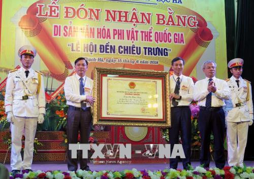 Lãnh đạo huyện Thạch Hà và Lộc Hà đón nhận bằng di sản văn hóa phi vật thể Lễ hội Đền Chiêu Trưng. Ảnh: Công Tường - TTXVN Lãnh đạo huyện Thạch Hà và Lộc Hà đón nhận bằng di sản văn hóa phi vật thể Lễ hội Đền Chiêu Trưng. Ảnh: Công Tường - TTXVN