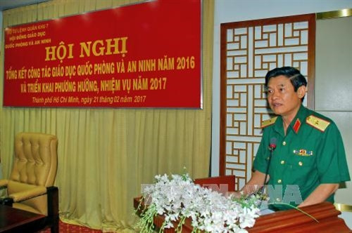 Thiếu tướng Lê Bửu Tuấn, Phó Tư lệnh – Tham mưu trưởng Quân khu 7 phát biểu tại hội nghị. Ảnh: Thế Anh - TTXVN