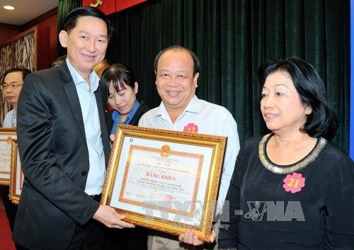 Lãnh đạo Thành phố Hồ Chí Minh khen thưởng các tập thể có đóng góp trong cuộc vận động. Ảnh: Phương Vy-TTXVN. Lãnh đạo Thành phố Hồ Chí Minh khen thưởng các tập thể có đóng góp trong cuộc vận động. Ảnh: Phương Vy-TTXVN.