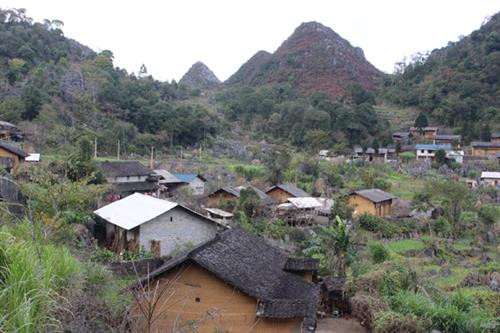 Thôn Lao Xa với những ngôi nhà truyền thống của người Mông nép mình bên sườn núi đá tai mèo.