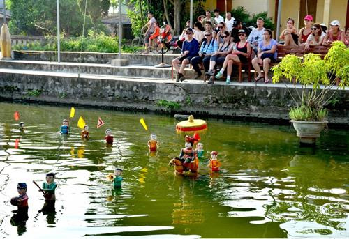 Nghe nhan tao tac roi nuoc. Hau truong bieu dien roi nuoc. Dan nhac phu hoa cac tiet muc mua roi. Man roi nuoc Vinh quy bai to. Cac chau thieu nhi xem cac nghe nhan tao tac roi nuoc. Giao luu voi cac du khach sau cac tiet muc dien. Sau khi dien xong, roi nuoc duoc cat gon theo tung tich tro.