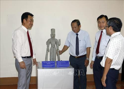 Đại biểu chiêm ngưỡng Tượng Thần Vishnu, Bảo vật quốc gia đầu tiên tại tỉnh Vĩnh Long. Ảnh: Phạm Minh Tuấn-TTXVN Đại biểu chiêm ngưỡng Tượng Thần Vishnu, Bảo vật quốc gia đầu tiên tại tỉnh Vĩnh Long. Ảnh: Phạm Minh Tuấn-TTXVN