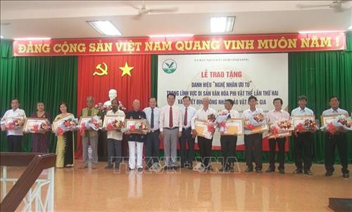 Lãnh đạo tỉnh Vĩnh Long trao danh hiệu “Nghệ nhân ưu tú” cho các nghệ nhân. Ảnh: Phạm Minh Tuấn-TTXVN Lãnh đạo tỉnh Vĩnh Long trao danh hiệu “Nghệ nhân ưu tú” cho các nghệ nhân. Ảnh: Phạm Minh Tuấn-TTXVN