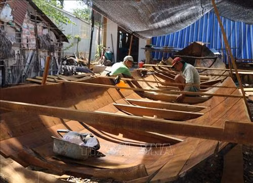 Làng nghề đóng xuồng ở rạch Bà Đài ở xã Long Hậu, huyện Lai Vung, tỉnh Đồng Tháp, cũng vào mùa. Ảnh: Chương Đài - TTXVN Làng nghề đóng xuồng ở rạch Bà Đài ở xã Long Hậu, huyện Lai Vung, tỉnh Đồng Tháp, cũng vào mùa. Ảnh: Chương Đài - TTXVN Nghề "xe ôm" chở xuồng đi tiêu thụ cũng được mùa. Ảnh: Chương Đài - TTXVN Không khí sản xuất tại cơ sở sản xuất lưới Phúc Lộc ở xã Long Hậu, huyện Lai Vung, tỉnh Đồng Tháp. Ảnh: Chương Đài - TTXVN Không khí sản xuất tại cơ sở sản xuất lưới Phúc Lộc ở xã Long Hậu, huyện Lai Vung, tỉnh Đồng Tháp. Ảnh: Chương Đài - TTXVN