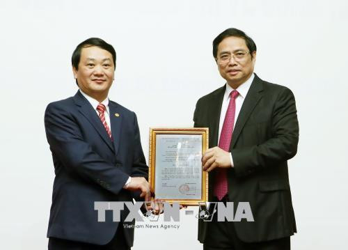 Đồng chí Phạm Minh Chính, Uỷ viên Bộ Chính trị, Bí thư Trung ương Đảng, Trưởng Ban Tổ chức Trung ương trao Quyết định của Bộ Chính trị bổ nhiệm đồng chí Hầu A Lềnh. Ảnh: Nguyễn Dân - TTXVN Đồng chí Phạm Minh Chính, Uỷ viên Bộ Chính trị, Bí thư Trung ương Đảng, Trưởng Ban Tổ chức Trung ương trao Quyết định của Bộ Chính trị bổ nhiệm đồng chí Hầu A Lềnh. Ảnh: Nguyễn Dân - TTXVN