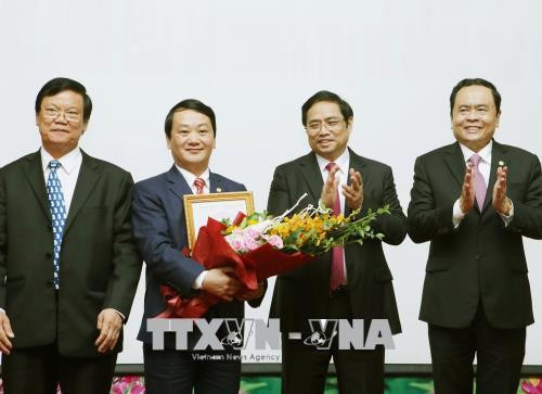 Đồng chí Phạm Minh Chính, Uỷ viên Bộ Chính trị, Bí thư Trung ương Đảng, Trưởng Ban Tổ chức Trung ương trao Quyết định của Bộ Chính trị bổ nhiệm đồng chí Hầu A Lềnh. Ảnh: Nguyễn Dân - TTXVN Đồng chí Phạm Minh Chính, Uỷ viên Bộ Chính trị, Bí thư Trung ương Đảng, Trưởng Ban Tổ chức Trung ương trao Quyết định của Bộ Chính trị bổ nhiệm đồng chí Hầu A Lềnh. Ảnh: Nguyễn Dân - TTXVN