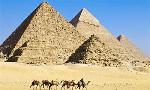 Kim tự tháp Ai Cập đã được người xưa xây dựng bằng những khối đá khổng lồ. Có những khối đá nặng đến 2,5 - 15 tấn. Trong suốt nhiều thập kỷ, các chuyên gia cố gắng giải mã bí ẩn về người người Ai Cập cổ đại làm thế nào để di chuyển khối đá khổng lồ xây dựng kim tự tháp. Sau quá trình nghiên cứu, các chuyên gia đã tìm ra câu trả lời. Chỉ với công cụ thô sơ là thành trượt, người Ai Cập cổ đã vận chuyển những khối đá khổng lồ xây kim tự tháp. Để làm được điều này, họ đặt tảng đá lên thanh trượt và làm ướt cát sa mạc ở phía dưới giúp giảm ma sát. Nhờ vậy, người Ai Cập có thể dễ dàng kéo di chuyển những tảng đá lớn hơn đến vị trí xây dựng kim tự tháp. Các chuyên gia không khỏi bất ngờ khi phát hiện một số đường hầm trong lòng kim tự tháp. Trong số này có thể kể đến hai đường hầm trong lòng kim tự tháp Cheops. Hai đường hầm này được phát hiện vào năm 1872. Kể từ đó, các nhà khoa học vào cuộc tìm hiểu mục đích của những đường hầm này. Có giả thuyết cho rằng những đường hầm trên là ống thông gió. Một số khác thì cho rằng đó là những đường hành lang dành riêng cho linh hồn của các pharaon đi vào cõi bất tử. Cho đến nay, bí ẩn này vẫn chưa được làm sáng tỏ. Kim tự tháp của người Ai Cập ẩn chứa rất nhiều bí mật, trong đó có nhiều điều chưa được giải mã. Thời gian qua, thế giới vô cùng kinh ngạc và cảm thấy thú vị khi các chuyên gia phát hiện 2 gian phòng chưa từng được biết tới, nằm ẩn giấu bí mật trong lòng Đại kim tự tháp Giza. Không gian bí ẩn trên đã được con người dự đoán từ lâu nhưng mãi đến gần đây mới phát hiện ra nhờ sự tiến bộ của khoa học. Đại kim tự tháp Giza, hay còn được biết tới với tên gọi kim tự tháp Khufu, được xem là một trong 7 kỳ quan của thế giới cổ đại. Kim tự tháp này có 3 gian phòng đã được biết tới. Kim tự tháp Ai Cập đã được người xưa xây dựng bằng những khối đá khổng lồ. Có những khối đá nặng đến 2,5 - 15 tấn. Trong suốt nhiều thập kỷ, các chuyên gia cố gắng giải mã bí ẩn về người người Ai Cập cổ đại làm thế nào để di chuyển khối đá khổng lồ xây dựng kim tự tháp. Sau quá trình nghiên cứu, các chuyên gia đã tìm ra câu trả lời. Chỉ với công cụ thô sơ là thành trượt, người Ai Cập cổ đã vận chuyển những khối đá khổng lồ xây kim tự tháp. Để làm được điều này, họ đặt tảng đá lên thanh trượt và làm ướt cát sa mạc ở phía dưới giúp giảm ma sát. Nhờ vậy, người Ai Cập có thể dễ dàng kéo di chuyển những tảng đá lớn hơn đến vị trí xây dựng kim tự tháp. Các chuyên gia không khỏi bất ngờ khi phát hiện một số đường hầm trong lòng kim tự tháp. Trong số này có thể kể đến hai đường hầm trong lòng kim tự tháp Cheops. Hai đường hầm này được phát hiện vào năm 1872. Kể từ đó, các nhà khoa học vào cuộc tìm hiểu mục đích của những đường hầm này. Có giả thuyết cho rằng những đường hầm trên là ống thông gió. Một số khác thì cho rằng đó là những đường hành lang dành riêng cho linh hồn của các pharaon đi vào cõi bất tử. Cho đến nay, bí ẩn này vẫn chưa được làm sáng tỏ. Kim tự tháp của người Ai Cập ẩn chứa rất nhiều bí mật, trong đó có nhiều điều chưa được giải mã. Thời gian qua, thế giới vô cùng kinh ngạc và cảm thấy thú vị khi các chuyên gia phát hiện 2 gian phòng chưa từng được biết tới, nằm ẩn giấu bí mật trong lòng Đại kim tự tháp Giza. Không gian bí ẩn trên đã được con người dự đoán từ lâu nhưng mãi đến gần đây mới phát hiện ra nhờ sự tiến bộ của khoa học. Đại kim tự tháp Giza, hay còn được biết tới với tên gọi kim tự tháp Khufu, được xem là một trong 7 kỳ quan của thế giới cổ đại. Kim tự tháp này có 3 gian phòng đã được biết tới.