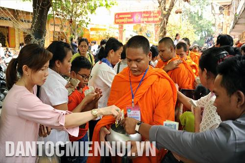 Lễ đặt bát hội với sự tham của hơn 150 vị sư và hàng ngàn phật tử Khmer tại chùa Chantarăngsây (Thành phố Hồ Chí Minh)