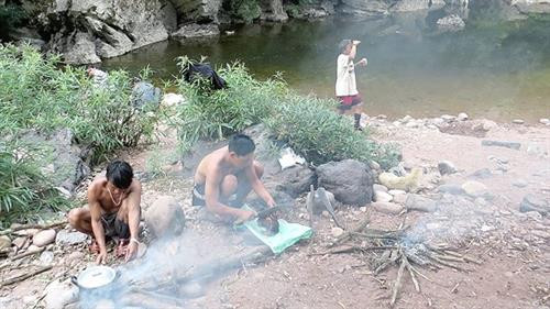 Người A Rem không lấy kiệt quệ của rừng thứ gì nên mỗi lần đi rừng họ đều có sẵn thức ăn Người A Rem không lấy kiệt quệ của rừng thứ gì nên mỗi lần đi rừng họ đều có sẵn thức ăn