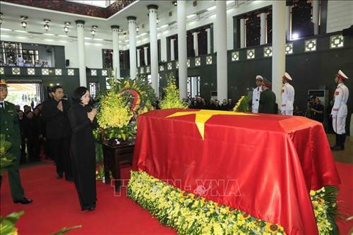 Nhà tang lễ quốc gia, số 5 Trần Thánh Tông (Hà Nội), nơi tổ chức Quốc tang Chủ tịch nước Trần Đại Quang. Ảnh: TTXVN Đồng chí Trương Hoà Bình, Ủy viên Bộ Chính trị, Phó Thủ tướng thường trực Chính phủ đọc Tiểu sử Chủ tịch nước Trần Đại Quang và danh sách Ban Lễ tang. Ảnh: TTXVN Ông Trần Quân, con trai trưởng của Chủ tịch nước Trần Đại Quang thắp nén hương viếng Cha. Ảnh: TTXVN Đoàn gia đình, họ hàng nội ngoại viếng Chủ tịch nước Trần Đại Quang. Ảnh: Nhan Sáng – TTXVN Đoàn Ban Chấp hành Trung ương Đảng Cộng sản Việt Nam, do đồng chí Nguyễn Phú Trọng, Tổng Bí thư Ban Chấp hành Trung ương Đảng làm Trưởng đoàn, viếng Chủ tịch nước Trần Đại Quang. Ảnh: TTXVN Tổng Bí thư Nguyễn Phú Trọng ghi sổ tang. Ảnh: TTXVN Đoàn Chính phủ nước Cộng hòa XHCN Việt Nam, do đồng chí Nguyễn Xuân Phúc, Ủy viên Bộ Chính trị, Thủ tướng Chính phủ làm Trưởng đoàn, viếng Chủ tịch nước Trần Đại Quang. Ảnh: Nhan Sáng – TTXVN Thủ tướng Nguyễn Xuân Phúc chia buồn cùng tang quyến Chủ tịch nước Trần Đại Quang. Ảnh: TTXVN Nguyên Ủy viên Bộ Chính trị, nguyên Chủ tịch nước Trần Đức Lương (bên trái) và nguyên Ủy viên Bộ Chính trị, nguyên Thủ tướng Chính phủ Nguyễn Tấn Dũng (bên phải) ghi sổ tang. Ảnh: TTXVN Đoàn Quốc hội nước Cộng hòa XHCN Việt Nam, do đồng chí Nguyễn Thị Kim Ngân, Ủy viên Bộ Chính trị, Chủ tịch Quốc hội làm Trưởng đoàn, viếng Chủ tịch nước Trần Đại Quang. Ảnh: Nhan Sáng – TTXVN Đồng chí Tòng Thị Phóng (bên trái), Ủy viên Bộ Chính trị, Phó Chủ tịch thường trực Quốc hội và đồng chí Đặng Thị Ngọc Thịnh, Ủy viên Trung ương Đảng, Quyền Chủ tịch nước chia buồn cùng tang quyến Chủ tịch nước Trần Đại Quang. Ảnh: TTXVN Đoàn Văn phòng Chủ tịch nước Cộng hòa XHCN Việt Nam, do đồng chí Đặng Thị Ngọc Thịnh, Ủy viên Trung ương Đảng, Quyền Chủ tịch nước làm Trưởng đoàn, viếng Chủ tịch nước Trần Đại Quang. Ảnh: Nhan Sáng – TTXVN Đoàn Ủy ban Trung ương Mặt trận Tổ quốc Việt Nam, do đồng chí Hầu A Lềnh, Ủy viên Trung ương Đảng, Phó Chủ tịch, Tổng Thư ký UBTƯ MTTQ Việt Nam làm Trưởng đoàn, viếng Chủ tịch nước Trần Đại Quang. Ảnh: TTXVN Đoàn Ban Dân vận Trung ương, do đồng chí Trương Thị Mai, Ủy viên Bộ Chính trị, Bí thư Trung ương Đảng, Trưởng Ban Dân vận Trung ương làm Trưởng đoàn, viếng Chủ tịch nước Trần Đại Quang. Ảnh: TTXVN Đoàn Ban Tổ chức Trung ương, do đồng chí Phạm Minh Chính, Ủy viên Bộ Chính trị, Bí thư Trung ương Đảng, Trưởng Ban Tổ chức Trung ương làm Trưởng đoàn, viếng Chủ tịch nước Trần Đại Quang. Ảnh: Nhan Sáng – TTXVN Đoàn Đảng ủy Công an Trung ương, Bộ Công an, do Thượng tướng Tô Lâm, Ủy viên Bộ Chính trị, Bí thư Đảng ủy Công an Trung ương, Bộ trưởng Bộ Công an làm Trưởng đoàn, viếng Chủ tịch nước Trần Đại Quang. Ảnh: TTXVN Đoàn Quân ủy Trung ương, Bộ Quốc phòng, do đồng chí Ngô Xuân Lịch, Ủy viên Bộ Chính trị, Phó Bí thư Quân ủy Trung ương, Bộ trưởng Bộ Quốc phòng làm Trưởng đoàn, viếng Chủ tịch nước Trần Đại Quang. Ảnh: TTXVN Đoàn Thành ủy, HĐND, UBND, Ủy ban MTTQ Việt Nam TP Hà Nội, do đồng chí Hoàng Trung Hải, Ủy viên Bộ Chính trị, Bí thư Thành uỷ Hà Nội làm Trưởng đoàn, viếng Chủ tịch nước Trần Đại Quang. Ảnh: Nhan Sáng – TTXVN Đoàn Tỉnh ủy, HĐND, UBND, Ủy ban Mặt trận Tổ quốc Việt Nam tỉnh Ninh Bình, do đồng chí Nguyễn Thị Thanh, Ủy viên Trung ương Đảng, Bí thư Tỉnh ủy Ninh Bình làm Trưởng đoàn, viếng Chủ tịch nước Trần Đại Quang. Ảnh: Nhan Sáng – TTXVN Nhà tang lễ quốc gia, số 5 Trần Thánh Tông (Hà Nội), nơi tổ chức Quốc tang Chủ tịch nước Trần Đại Quang. Ảnh: TTXVN Đồng chí Trương Hoà Bình, Ủy viên Bộ Chính trị, Phó Thủ tướng thường trực Chính phủ đọc Tiểu sử Chủ tịch nước Trần Đại Quang và danh sách Ban Lễ tang. Ảnh: TTXVN Ông Trần Quân, con trai trưởng của Chủ tịch nước Trần Đại Quang thắp nén hương viếng Cha. Ảnh: TTXVN Đoàn gia đình, họ hàng nội ngoại viếng Chủ tịch nước Trần Đại Quang. Ảnh: Nhan Sáng – TTXVN Đoàn Ban Chấp hành Trung ương Đảng Cộng sản Việt Nam, do đồng chí Nguyễn Phú Trọng, Tổng Bí thư Ban Chấp hành Trung ương Đảng làm Trưởng đoàn, viếng Chủ tịch nước Trần Đại Quang. Ảnh: TTXVN Tổng Bí thư Nguyễn Phú Trọng ghi sổ tang. Ảnh: TTXVN Đoàn Chính phủ nước Cộng hòa XHCN Việt Nam, do đồng chí Nguyễn Xuân Phúc, Ủy viên Bộ Chính trị, Thủ tướng Chính phủ làm Trưởng đoàn, viếng Chủ tịch nước Trần Đại Quang. Ảnh: Nhan Sáng – TTXVN Thủ tướng Nguyễn Xuân Phúc chia buồn cùng tang quyến Chủ tịch nước Trần Đại Quang. Ảnh: TTXVN Nguyên Ủy viên Bộ Chính trị, nguyên Chủ tịch nước Trần Đức Lương (bên trái) và nguyên Ủy viên Bộ Chính trị, nguyên Thủ tướng Chính phủ Nguyễn Tấn Dũng (bên phải) ghi sổ tang. Ảnh: TTXVN Đoàn Quốc hội nước Cộng hòa XHCN Việt Nam, do đồng chí Nguyễn Thị Kim Ngân, Ủy viên Bộ Chính trị, Chủ tịch Quốc hội làm Trưởng đoàn, viếng Chủ tịch nước Trần Đại Quang. Ảnh: Nhan Sáng – TTXVN Đồng chí Tòng Thị Phóng (bên trái), Ủy viên Bộ Chính trị, Phó Chủ tịch thường trực Quốc hội và đồng chí Đặng Thị Ngọc Thịnh, Ủy viên Trung ương Đảng, Quyền Chủ tịch nước chia buồn cùng tang quyến Chủ tịch nước Trần Đại Quang. Ảnh: TTXVN Đoàn Văn phòng Chủ tịch nước Cộng hòa XHCN Việt Nam, do đồng chí Đặng Thị Ngọc Thịnh, Ủy viên Trung ương Đảng, Quyền Chủ tịch nước làm Trưởng đoàn, viếng Chủ tịch nước Trần Đại Quang. Ảnh: Nhan Sáng – TTXVN Đoàn Ủy ban Trung ương Mặt trận Tổ quốc Việt Nam, do đồng chí Hầu A Lềnh, Ủy viên Trung ương Đảng, Phó Chủ tịch, Tổng Thư ký UBTƯ MTTQ Việt Nam làm Trưởng đoàn, viếng Chủ tịch nước Trần Đại Quang. Ảnh: TTXVN Đoàn Ban Dân vận Trung ương, do đồng chí Trương Thị Mai, Ủy viên Bộ Chính trị, Bí thư Trung ương Đảng, Trưởng Ban Dân vận Trung ương làm Trưởng đoàn, viếng Chủ tịch nước Trần Đại Quang. Ảnh: TTXVN Đoàn Ban Tổ chức Trung ương, do đồng chí Phạm Minh Chính, Ủy viên Bộ Chính trị, Bí thư Trung ương Đảng, Trưởng Ban Tổ chức Trung ương làm Trưởng đoàn, viếng Chủ tịch nước Trần Đại Quang. Ảnh: Nhan Sáng – TTXVN Đoàn Đảng ủy Công an Trung ương, Bộ Công an, do Thượng tướng Tô Lâm, Ủy viên Bộ Chính trị, Bí thư Đảng ủy Công an Trung ương, Bộ trưởng Bộ Công an làm Trưởng đoàn, viếng Chủ tịch nước Trần Đại Quang. Ảnh: TTXVN Đoàn Quân ủy Trung ương, Bộ Quốc phòng, do đồng chí Ngô Xuân Lịch, Ủy viên Bộ Chính trị, Phó Bí thư Quân ủy Trung ương, Bộ trưởng Bộ Quốc phòng làm Trưởng đoàn, viếng Chủ tịch nước Trần Đại Quang. Ảnh: TTXVN Đoàn Thành ủy, HĐND, UBND, Ủy ban MTTQ Việt Nam TP Hà Nội, do đồng chí Hoàng Trung Hải, Ủy viên Bộ Chính trị, Bí thư Thành uỷ Hà Nội làm Trưởng đoàn, viếng Chủ tịch nước Trần Đại Quang. Ảnh: Nhan Sáng – TTXVN Đoàn Tỉnh ủy, HĐND, UBND, Ủy ban Mặt trận Tổ quốc Việt Nam tỉnh Ninh Bình, do đồng chí Nguyễn Thị Thanh, Ủy viên Trung ương Đảng, Bí thư Tỉnh ủy Ninh Bình làm Trưởng đoàn, viếng Chủ tịch nước Trần Đại Quang. Ảnh: Nhan Sáng – TTXVN