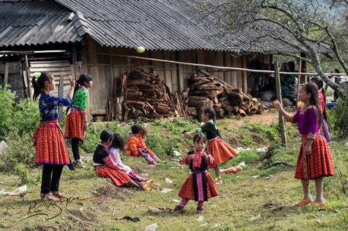 Các đôi nam nữ ném qua ném lại mà không chán. Các đôi nam nữ ném qua ném lại mà không chán.
