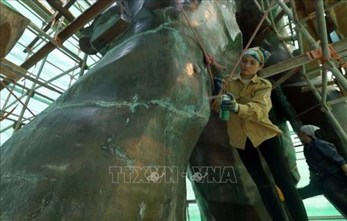 Các công nhân đang vệ sinh đánh bóng Tượng đài Chiến thắng Điện Biên Phủ. Ảnh: Phan Tuấn Anh - TTXVN Các công nhân đang vệ sinh đánh bóng Tượng đài Chiến thắng Điện Biên Phủ. Ảnh: Phan Tuấn Anh - TTXVN