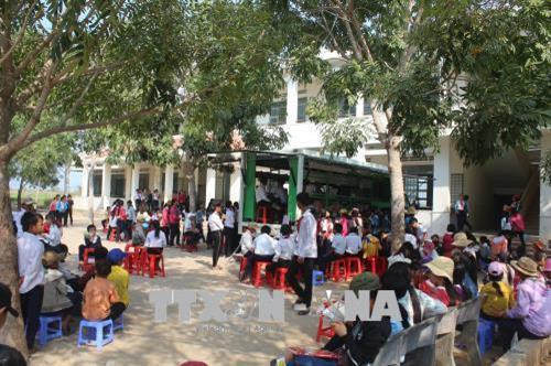 Học sinh vùng sâu, vùng xa được tiếp cận với sách báo, internet từ mô hình thư viện lưu động. Ảnh: Hồng Điệp – TTXVN Học sinh vùng sâu, vùng xa được tiếp cận với sách báo, internet từ mô hình thư viện lưu động. Ảnh: Hồng Điệp – TTXVN