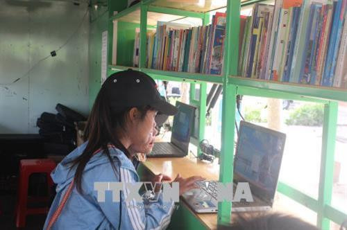Học sinh vùng sâu, vùng xa được tiếp cận với internet từ mô hình thư viện lưu động. Ảnh: Hồng Điệp – TTXVN Học sinh vùng sâu, vùng xa được tiếp cận với internet từ mô hình thư viện lưu động. Ảnh: Hồng Điệp – TTXVN