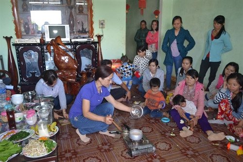 Hướng dẫn thực hành nấu ăn cho trẻ. Ảnh: Lê Lan Hướng dẫn thực hành nấu ăn cho trẻ. Ảnh: Lê Lan