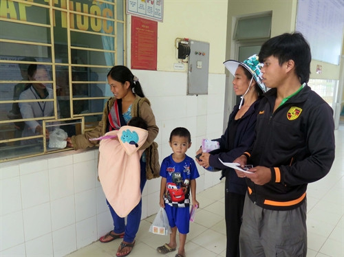 Cấp phát thuốc miễn phí cho đồng bào.