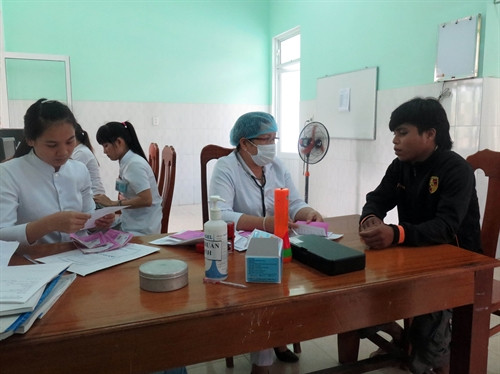 Tư vấn khám, chữa bệnh cho người bệnh.