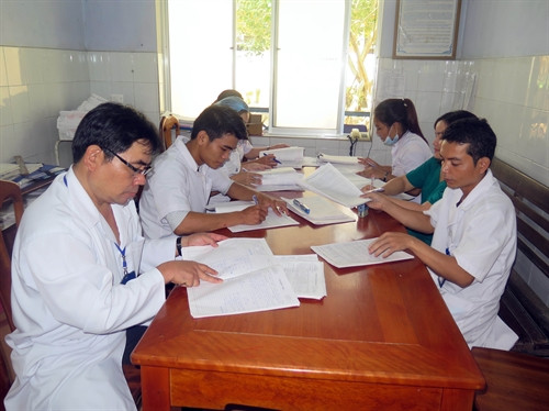 Một buổi họp trao đổi nghiệp vụ của các y bác sĩ Trung tâm y tế Nam Giang.