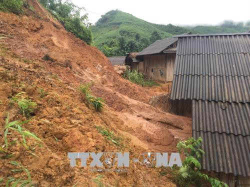 Mưa lớn làm sạt lở đất xuống nhà dân ở xã Phúc Lợi, huyện Lục Yên, tỉnh Yên Bái. Ảnh: Việt Dũng - TTXVN Mưa lớn làm sạt lở đất xuống nhà dân ở xã Phúc Lợi, huyện Lục Yên, tỉnh Yên Bái. Ảnh: Việt Dũng - TTXVN