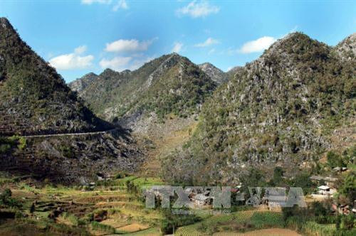 Những ngôi nhà trình tường của đồng bào dân tộc Mông ẩn mình dưới chân núi Cao nguyên đá Đồng Văn . Ảnh: Đỗ Bình – TTXVN Những ngôi nhà trình tường của đồng bào dân tộc Mông ẩn mình dưới chân núi Cao nguyên đá Đồng Văn . Ảnh: Đỗ Bình – TTXVN