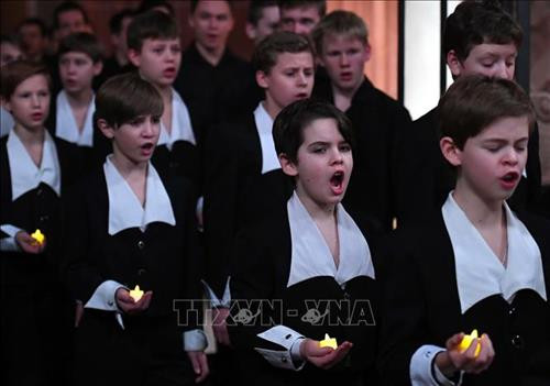 Trẻ em vui chơi mừng đón lễ Giáng sinh tại Singapore. Ảnh: THX/TTXVN Người dân tham gia cuộc thi chạy Ông già Noel tại Vilnius, Litsva. Ảnh: THX/TTXVN Hát mừng lễ Giáng Sinh tại Nhà thờ Frankfurt, Đức. Ảnh: THX/TTXVN Thợ lặn trong trang phục Ông già Noel chào đón du khách tới Công viên Thủy cung ở Manila, Philippines trong dịp lễ Giáng Sinh. Ảnh: THX/TTXVN Thắp sáng cây thông Noel tại Yangon, Myanmar. Ảnh: THX/TTXVN Thắp sáng cây thông Noel chào đón Giáng Sinh và Năm Mới tại quảng trường ở Yerevan, Armenia. Ảnh: THX/TTXVN Hàng trăm người trong trang phục ông già Noel tham gia lễ hội SantaCon chào đón Giáng Sinh ở New York, Mỹ. Ảnh: THX/TTXVN Một gia đình mua sắm chuẩn bị lễ Giáng Sinh tại Houston, Mỹ. Ảnh: THX/TTXVN Người dân Tây Ban Nha mừng đón Giáng Sinh tại quảng trường Landmark Puerta del Sol ở Madrid. Ảnh: THX/TTXVN Trẻ em vui chơi tại công viên tuyết nhân tạo trong dịp lễ Giáng Sinh ở tỉnh Banten, Indonesia. Ảnh: THX/TTXVN Trang trí chuẩn bị cho lễ Giáng Sinh tại thủ đô Baghdad, Iraq. Ảnh: THX/TTXVN Mua sắm chuẩn bị cho lễ Giáng Sinh tại thủ đô Baghdad, Iraq. Ảnh: THX/TTXVN Người dân Malaysia tham quan triển lãm "Disney- Giấc mơ Giáng sinh" tại thủ đô Kuala Lumpur. Ảnh: THX/TTXVN Người dân mua sắm chuẩn bị cho Lễ Giáng Sinh tại Bangalore, Ấn Độ. Ảnh: THX/TTXVN Thắp sáng cây thông Noel khổng lồ tại Quảng trường Azneft ở Baku, Azerbaijan. Ảnh: THX/TTXVN Trẻ em Hàn Quốc vui chơi mừng đón lễ Giáng Sinh tại làng Ông già Noel ở Gyeongsangbuk-do. Ảnh: THX/TTXVN Các loại bánh cho Lễ Giáng sinh được bày bán tại Làng Ông già Noel ở Gyeongsangbuk-do, Hàn Quốc. Ảnh: THX/TTXVN Người dân Hàn Quốc chào đón Giáng Sinh tại làng Ông già Noel ở Gyeongsangbuk-do. Ảnh: THX/TTXVN Người dân Syria mừng đón Giáng Sinh tại thủ đô Damascus. Ảnh: THX/TTXVN Trẻ em vui chơi mừng đón lễ Giáng sinh tại Singapore. Ảnh: THX/TTXVN Người dân tham gia cuộc thi chạy Ông già Noel tại Vilnius, Litsva. Ảnh: THX/TTXVN Hát mừng lễ Giáng Sinh tại Nhà thờ Frankfurt, Đức. Ảnh: THX/TTXVN Thợ lặn trong trang phục Ông già Noel chào đón du khách tới Công viên Thủy cung ở Manila, Philippines trong dịp lễ Giáng Sinh. Ảnh: THX/TTXVN Thắp sáng cây thông Noel tại Yangon, Myanmar. Ảnh: THX/TTXVN Thắp sáng cây thông Noel chào đón Giáng Sinh và Năm Mới tại quảng trường ở Yerevan, Armenia. Ảnh: THX/TTXVN Hàng trăm người trong trang phục ông già Noel tham gia lễ hội SantaCon chào đón Giáng Sinh ở New York, Mỹ. Ảnh: THX/TTXVN Một gia đình mua sắm chuẩn bị lễ Giáng Sinh tại Houston, Mỹ. Ảnh: THX/TTXVN Người dân Tây Ban Nha mừng đón Giáng Sinh tại quảng trường Landmark Puerta del Sol ở Madrid. Ảnh: THX/TTXVN Trẻ em vui chơi tại công viên tuyết nhân tạo trong dịp lễ Giáng Sinh ở tỉnh Banten, Indonesia. Ảnh: THX/TTXVN Trang trí chuẩn bị cho lễ Giáng Sinh tại thủ đô Baghdad, Iraq. Ảnh: THX/TTXVN Mua sắm chuẩn bị cho lễ Giáng Sinh tại thủ đô Baghdad, Iraq. Ảnh: THX/TTXVN Người dân Malaysia tham quan triển lãm "Disney- Giấc mơ Giáng sinh" tại thủ đô Kuala Lumpur. Ảnh: THX/TTXVN Người dân mua sắm chuẩn bị cho Lễ Giáng Sinh tại Bangalore, Ấn Độ. Ảnh: THX/TTXVN Thắp sáng cây thông Noel khổng lồ tại Quảng trường Azneft ở Baku, Azerbaijan. Ảnh: THX/TTXVN Trẻ em Hàn Quốc vui chơi mừng đón lễ Giáng Sinh tại làng Ông già Noel ở Gyeongsangbuk-do. Ảnh: THX/TTXVN Các loại bánh cho Lễ Giáng sinh được bày bán tại Làng Ông già Noel ở Gyeongsangbuk-do, Hàn Quốc. Ảnh: THX/TTXVN Người dân Hàn Quốc chào đón Giáng Sinh tại làng Ông già Noel ở Gyeongsangbuk-do. Ảnh: THX/TTXVN Người dân Syria mừng đón Giáng Sinh tại thủ đô Damascus. Ảnh: THX/TTXVN