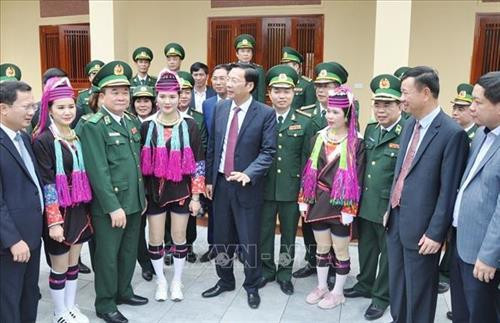 Trung tướng Hoàng Xuân Chiến, Tư lệnh Bộ đội Biên phòng và đồng chí Nguyễn Văn Đọc, Bí thư Tỉnh ủy tỉnh Quảng Ninh thăm hỏi, động viên nhân dân khu vực biên giới thành phố Móng Cái. Ảnh: TTXVN phát Trung tướng Hoàng Xuân Chiến, Tư lệnh Bộ đội Biên phòng và đồng chí Nguyễn Văn Đọc, Bí thư Tỉnh ủy tỉnh Quảng Ninh thăm hỏi, động viên nhân dân khu vực biên giới thành phố Móng Cái. Ảnh: TTXVN phát