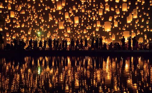 Với người Thái, Loy Krathong (“loy”: trôi, “krathong”: đèn hoa đăng) là dịp để thể hiện lòng cảm tạ tới Nữ thần Nước Phra Mae Khongkha đã mang đến cho con người sự sống cũng như xin thần thứ tội vì những việc làm khiến nguồn nước bị ô nhiễm. Lễ hội Loy Krathong năm nay sẽ diễn ra từ 2/11-4/11. Ảnh: Nirvanapeace. Loy Krathong diễn ra trên khắp Thái Lan, nhưng quy mô hoành tráng nhất là tại 4 tỉnh thành: Sukhothai, Bangkok, Ayutthaya, và Chiang Mai. Krathong truyền thống là những chiếc thuyền thủ công nhỏ làm từ thân cây chuối. Nhưng ngày nay, người ta thường dùng xốp styrofoam hoặc bánh mì để đèn tự phân hủy sau vài ngày hoặc cá có thể ăn. Ảnh: Thailand Travel . Chiang Mai thường thu hút đông du khách bởi nghi lễ khác biệt - thả đèn trời Yi Peng (Yi: hai, Peng: ngày trăng tròn). Trong lễ hội, tại nhà dân và khắp các nơi công cộng, những chiếc đèn sáng rực sẽ được thả bay lên không trung suốt đêm. Hành động này tượng trưng cho việc gạt đi những muộn phiền và buồn đau năm cũ. Các Phật tử cũng tin rằng, những điều bạn ước nguyện trong lúc thả đèn sẽ trở thành sự thật nếu bạn thực hiện những điều tốt lành trong năm sau. Ảnh: Beboy Photographies. Song song với thả đèn trời là hoạt động thả đèn hoa đăng. Điểm thả đèn đông và choáng ngợp nhất chính là cầu Nawarat ngang sông Ping. Đi dọc khắp bờ sông Ping, bạn sẽ thấy krathong trôi lấp lánh bên chùa Chai Mongkhon, Lok Mo Lee... Bên cạnh lễ thả đèn là các sự kiện diễu hành, bắn pháo hoa, thi sắc đẹp... Ảnh: Gde-Fon. Trong suốt lễ hội, khắp Chiang Mai được bao phủ bởi đèn lồng. Những chiếc đèn đầy màu sắc được trang trí tại Tượng đài Three Kings, Cổng Thapae và tại tất cả cổng bao quanh khu phố cổ. Cổng trước của các đền chùa và hộ gia đình được trang trí bằng lá dừa và hoa. Ảnh: Wallpapersdsc. Đèn lồng được bán ở rất nhiều địa điểm khác nhau quanh thành phố Chiang Mai. Giá của mỗi krathong và đèn lồng dao động từ 30-100 baht tùy thuộc kích cỡ. Có 4 loại đèn lồng chính: khom kwaen (đèn treo), khom thue (đèn treo que nhỏ hoặc cầm tay), khom pariwat (đèn quay) và khom loy/khom fai (đèn bay bằng khí nóng). Ảnh: Lifestyle Asia. Ngoài lễ hội chính thức được tổ chức miễn phí trong 3 ngày, du khách có thể tham gia lễ hội riêng diễn ra tại Đại học Mae Jo. Sự kiện này thường diễn ra một tuần sau lễ hội Yi Peng chính thức nhưng bạn phải đặt vé trước với giá 100-300 USD gồm: một phần đồ ăn kiểu Lanna, 2 lồng đèn Dhammachai, một krathong, một bộ đồ lưu niệm cùng xe buýt khứ hồi. Ảnh: O2 Travel. 3h chiều là thời gian lý tưởng bạn nên có mặt tại Mae Jo để tránh kẹt xe và dành được vị trí tốt cho việc quan sát lễ hội. Để tới Mae Jo, bạn có thể đi songthaew hoặc tuk tuk, nhưng nhớ thỏa thuận giá trước khi lên xe và hẹn giờ để tài xế quay lại đón bạn. Nếu có giấy phép lái xe quốc tế, bạn có thể thuê một chiếc xe máy để tự do di chuyển hơn. Ảnh: Carl's Captures. Chiang Mai có những món ăn thuộc vào hàng ngon nhất Thái Lan. Trong số đó, khao soi – mì xào giòn với điểm nhấn cà ri là món ăn đặc trưng ở đây - thường có giá khoảng 40 baht/tô. Ngoài ra, còn có không ít những cái tên hấp dẫn khác mà bạn có thể thử qua như: khan toke, sai oua, gaeng hang lay, miang kham, larb kua… Ảnh: Chiang Mai. Được xem là “mẹ đẻ” của chợ trời Chiang Mai, khu chợ đêm Night Bazaar chính là kho hàng lưu niệm vừa xinh xắn vừa vô cùng phong phú mà bạn sẽ muốn dừng chân ghé qua. Chưa kể, chợ còn có khu vui chơi giải trí với nhiều quán ăn và cà phê phục vụ nhạc sống. Nếu muốn thư giãn, bạn có thể ghé tiệm massage chân với giá khoảng 100 baht cho 30 phút phục vụ. Ảnh: Expedia. Với người Thái, Loy Krathong (“loy”: trôi, “krathong”: đèn hoa đăng) là dịp để thể hiện lòng cảm tạ tới Nữ thần Nước Phra Mae Khongkha đã mang đến cho con người sự sống cũng như xin thần thứ tội vì những việc làm khiến nguồn nước bị ô nhiễm. Lễ hội Loy Krathong năm nay sẽ diễn ra từ 2/11-4/11. Ảnh: Nirvanapeace. Loy Krathong diễn ra trên khắp Thái Lan, nhưng quy mô hoành tráng nhất là tại 4 tỉnh thành: Sukhothai, Bangkok, Ayutthaya, và Chiang Mai. Krathong truyền thống là những chiếc thuyền thủ công nhỏ làm từ thân cây chuối. Nhưng ngày nay, người ta thường dùng xốp styrofoam hoặc bánh mì để đèn tự phân hủy sau vài ngày hoặc cá có thể ăn. Ảnh: Thailand Travel . Chiang Mai thường thu hút đông du khách bởi nghi lễ khác biệt - thả đèn trời Yi Peng (Yi: hai, Peng: ngày trăng tròn). Trong lễ hội, tại nhà dân và khắp các nơi công cộng, những chiếc đèn sáng rực sẽ được thả bay lên không trung suốt đêm. Hành động này tượng trưng cho việc gạt đi những muộn phiền và buồn đau năm cũ. Các Phật tử cũng tin rằng, những điều bạn ước nguyện trong lúc thả đèn sẽ trở thành sự thật nếu bạn thực hiện những điều tốt lành trong năm sau. Ảnh: Beboy Photographies. Song song với thả đèn trời là hoạt động thả đèn hoa đăng. Điểm thả đèn đông và choáng ngợp nhất chính là cầu Nawarat ngang sông Ping. Đi dọc khắp bờ sông Ping, bạn sẽ thấy krathong trôi lấp lánh bên chùa Chai Mongkhon, Lok Mo Lee... Bên cạnh lễ thả đèn là các sự kiện diễu hành, bắn pháo hoa, thi sắc đẹp... Ảnh: Gde-Fon. Trong suốt lễ hội, khắp Chiang Mai được bao phủ bởi đèn lồng. Những chiếc đèn đầy màu sắc được trang trí tại Tượng đài Three Kings, Cổng Thapae và tại tất cả cổng bao quanh khu phố cổ. Cổng trước của các đền chùa và hộ gia đình được trang trí bằng lá dừa và hoa. Ảnh: Wallpapersdsc. Đèn lồng được bán ở rất nhiều địa điểm khác nhau quanh thành phố Chiang Mai. Giá của mỗi krathong và đèn lồng dao động từ 30-100 baht tùy thuộc kích cỡ. Có 4 loại đèn lồng chính: khom kwaen (đèn treo), khom thue (đèn treo que nhỏ hoặc cầm tay), khom pariwat (đèn quay) và khom loy/khom fai (đèn bay bằng khí nóng). Ảnh: Lifestyle Asia. Ngoài lễ hội chính thức được tổ chức miễn phí trong 3 ngày, du khách có thể tham gia lễ hội riêng diễn ra tại Đại học Mae Jo. Sự kiện này thường diễn ra một tuần sau lễ hội Yi Peng chính thức nhưng bạn phải đặt vé trước với giá 100-300 USD gồm: một phần đồ ăn kiểu Lanna, 2 lồng đèn Dhammachai, một krathong, một bộ đồ lưu niệm cùng xe buýt khứ hồi. Ảnh: O2 Travel. 3h chiều là thời gian lý tưởng bạn nên có mặt tại Mae Jo để tránh kẹt xe và dành được vị trí tốt cho việc quan sát lễ hội. Để tới Mae Jo, bạn có thể đi songthaew hoặc tuk tuk, nhưng nhớ thỏa thuận giá trước khi lên xe và hẹn giờ để tài xế quay lại đón bạn. Nếu có giấy phép lái xe quốc tế, bạn có thể thuê một chiếc xe máy để tự do di chuyển hơn. Ảnh: Carl's Captures. Chiang Mai có những món ăn thuộc vào hàng ngon nhất Thái Lan. Trong số đó, khao soi – mì xào giòn với điểm nhấn cà ri là món ăn đặc trưng ở đây - thường có giá khoảng 40 baht/tô. Ngoài ra, còn có không ít những cái tên hấp dẫn khác mà bạn có thể thử qua như: khan toke, sai oua, gaeng hang lay, miang kham, larb kua… Ảnh: Chiang Mai. Được xem là “mẹ đẻ” của chợ trời Chiang Mai, khu chợ đêm Night Bazaar chính là kho hàng lưu niệm vừa xinh xắn vừa vô cùng phong phú mà bạn sẽ muốn dừng chân ghé qua. Chưa kể, chợ còn có khu vui chơi giải trí với nhiều quán ăn và cà phê phục vụ nhạc sống. Nếu muốn thư giãn, bạn có thể ghé tiệm massage chân với giá khoảng 100 baht cho 30 phút phục vụ. Ảnh: Expedia.