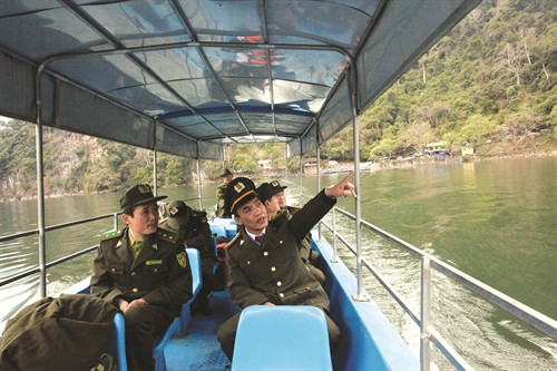 Lực lượng kiểm lâm đi tuần tra bằng xuồng trên mặt hồ Ba Bể