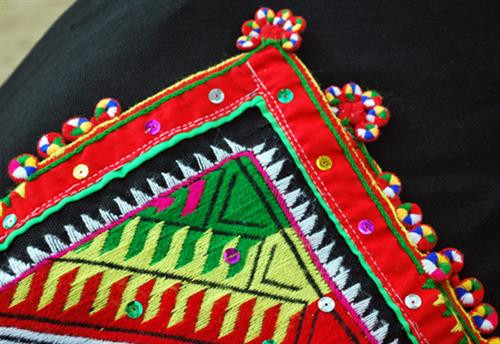 Trong chiếc khăn Piêu có một môtip hoa văn gọi là “dây tình”. Trong chiếc khăn Piêu có một môtip hoa văn gọi là “dây tình”.