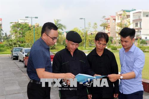 Anh Hoàng Văn Tài (thứ 2 bên phải sang), dân tộc Mông, Bí thư Chi bộ thôn Khuổi Phầy đang trao đổi kinh nghiệm dân vận. Ảnh: Quang Đán - TTXVN Anh Hoàng Văn Tài (thứ 2 bên phải sang), dân tộc Mông, Bí thư Chi bộ thôn Khuổi Phầy đang trao đổi kinh nghiệm dân vận. Ảnh: Quang Đán - TTXVN