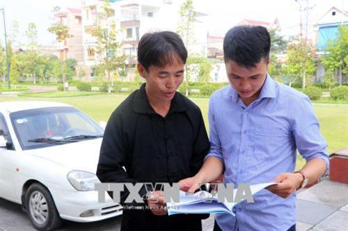 Anh Hoàng Văn Tài (bên trái), dân tộc Mông, Bí thư Chi bộ thôn Khuổi Phầy đang trao đổi kinh nghiệm dân vận. Ảnh: Quang Đán - TTXVN Anh Hoàng Văn Tài (bên trái), dân tộc Mông, Bí thư Chi bộ thôn Khuổi Phầy đang trao đổi kinh nghiệm dân vận. Ảnh: Quang Đán - TTXVN