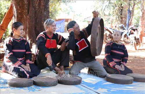 Nghệ nhân Ksor Siơh (thứ hai từ phải sang), dân tộc Jrai, sinh năm 1958, làng Kly, thị trấn Nhơn Hòa, huyện Chư Pưh (Gia Lai) là nghệ nhân chỉnh chiêng có tiếng ở Tây Nguyên. Ảnh: Hồng Điệp - TTXVN Nghệ nhân Ksor Siơh (thứ hai từ phải sang), dân tộc Jrai, sinh năm 1958, làng Kly, thị trấn Nhơn Hòa, huyện Chư Pưh (Gia Lai) là nghệ nhân chỉnh chiêng có tiếng ở Tây Nguyên. Ảnh: Hồng Điệp - TTXVN