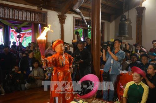 Thanh đồng Tạ Thị Nhiễu (sinh năm 1935), thủ nhang đền Rừng, diễn xướng hầu đồng tại liên hoan. Ảnh: Đinh Thuận – TTXVN Thanh đồng Tạ Thị Nhiễu (sinh năm 1935), thủ nhang đền Rừng, diễn xướng hầu đồng tại liên hoan. Ảnh: Đinh Thuận – TTXVN