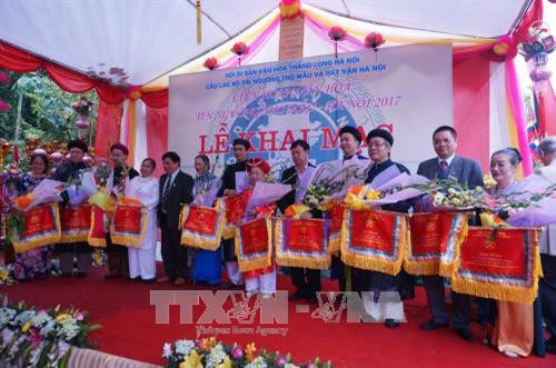 Ngày 9/11/2017, tại đền Rừng, quận Long Biên (Hà Nội), Hội Di sản văn hóa Thăng Long – Hà Nội tổ chức Liên hoan văn hóa tín ngưỡng thờ Mẫu – Hà Nội 2017 với sự tham dự của 29 thanh đồng đến từ Hà Nội và các tỉnh, thành trong cả nước. Trong ẢNH: Ban tổ chức trao cờ lưu niệm cho các thanh đồng và đội cung văn tham gia liên hoan. Ảnh: Đinh Thuận – TTXVN Ngày 9/11/2017, tại đền Rừng, quận Long Biên (Hà Nội), Hội Di sản văn hóa Thăng Long – Hà Nội tổ chức Liên hoan văn hóa tín ngưỡng thờ Mẫu – Hà Nội 2017 với sự tham dự của 29 thanh đồng đến từ Hà Nội và các tỉnh, thành trong cả nước. Trong ẢNH: Ban tổ chức trao cờ lưu niệm cho các thanh đồng và đội cung văn tham gia liên hoan. Ảnh: Đinh Thuận – TTXVN