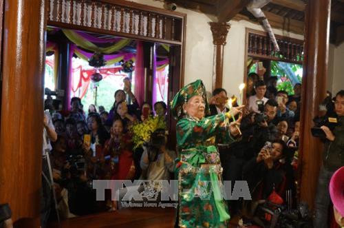 Một nghi lễ hầu đồng tại liên hoan. Ảnh: Đinh Thuận - TTXVN Một nghi lễ hầu đồng tại liên hoan. Ảnh: Đinh Thuận - TTXVN