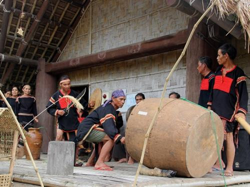 Diễn tấu trống h’gơr trong lễ hội của người Ê Đê.