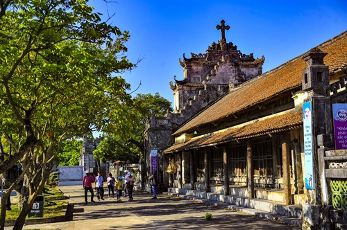 Trải qua hơn thế kỷ tồn tại, nhà thờ đá Phát Diệm vẫn còn nguyên những kiến trúc độc đáo mà hiếm nơi đâu có được, trở thành một địa điểm thu hút khách thập phương đến tham quan. Trải qua hơn thế kỷ tồn tại, nhà thờ đá Phát Diệm vẫn còn nguyên những kiến trúc độc đáo mà hiếm nơi đâu có được, trở thành một địa điểm thu hút khách thập phương đến tham quan.