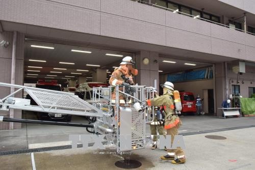 Vòi cấp nước cứu hỏa tổng hợp tại chung cư cao 12 tầng ở Thủ đô Tokyo. Ảnh: Nguyễn Tuyến- PvTTXVN tại Nhật Bản Bình cứu hỏa dùng cho gia đình được thiết kế nhỏ gọn. Ảnh: Nguyễn Tuyến- PvTTXVN tại Nhật Bản Hệ thổng phun nước cứu hỏa lắp đặt tại chung cư dùng cho 2 người sử dụng. Ảnh: Nguyễn Tuyến- PvTTXVN tại Nhật Bản Khi có cháy, cửa thóat hiểm mở ra và có thang đưa người xuống tầng dưới. Ảnh: Nguyễn Tuyến- PvTTXVN tại Nhật Bản Nhóm giải cứu dùng thang tiếp cận hiện trường giải cứu nạn nhân. Ảnh: Nguyễn Tuyến- PvTTXVN tại Nhật Bản Nhóm tác chiến sử dụng thang cứu hộ đưa nạn nhân ra khỏi vụ hỏa hoạn. Ảnh: Nguyễn Tuyến- PvTTXVN tại Nhật Bản Vòi cấp nước cứu hỏa tổng hợp tại chung cư cao 12 tầng ở Thủ đô Tokyo. Ảnh: Nguyễn Tuyến- PvTTXVN tại Nhật Bản Bình cứu hỏa dùng cho gia đình được thiết kế nhỏ gọn. Ảnh: Nguyễn Tuyến- PvTTXVN tại Nhật Bản Hệ thổng phun nước cứu hỏa lắp đặt tại chung cư dùng cho 2 người sử dụng. Ảnh: Nguyễn Tuyến- PvTTXVN tại Nhật Bản Khi có cháy, cửa thóat hiểm mở ra và có thang đưa người xuống tầng dưới. Ảnh: Nguyễn Tuyến- PvTTXVN tại Nhật Bản Nhóm giải cứu dùng thang tiếp cận hiện trường giải cứu nạn nhân. Ảnh: Nguyễn Tuyến- PvTTXVN tại Nhật Bản Nhóm tác chiến sử dụng thang cứu hộ đưa nạn nhân ra khỏi vụ hỏa hoạn. Ảnh: Nguyễn Tuyến- PvTTXVN tại Nhật Bản