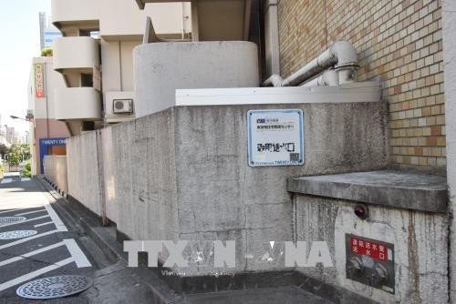 Vòi cấp nước cứu hỏa tổng hợp tại chung cư cao 12 tầng ở Thủ đô Tokyo. Ảnh: Nguyễn Tuyến- PvTTXVN tại Nhật Bản Bình cứu hỏa dùng cho gia đình được thiết kế nhỏ gọn. Ảnh: Nguyễn Tuyến- PvTTXVN tại Nhật Bản Hệ thổng phun nước cứu hỏa lắp đặt tại chung cư dùng cho 2 người sử dụng. Ảnh: Nguyễn Tuyến- PvTTXVN tại Nhật Bản Khi có cháy, cửa thóat hiểm mở ra và có thang đưa người xuống tầng dưới. Ảnh: Nguyễn Tuyến- PvTTXVN tại Nhật Bản Nhóm giải cứu dùng thang tiếp cận hiện trường giải cứu nạn nhân. Ảnh: Nguyễn Tuyến- PvTTXVN tại Nhật Bản Nhóm tác chiến sử dụng thang cứu hộ đưa nạn nhân ra khỏi vụ hỏa hoạn. Ảnh: Nguyễn Tuyến- PvTTXVN tại Nhật Bản Vòi cấp nước cứu hỏa tổng hợp tại chung cư cao 12 tầng ở Thủ đô Tokyo. Ảnh: Nguyễn Tuyến- PvTTXVN tại Nhật Bản Bình cứu hỏa dùng cho gia đình được thiết kế nhỏ gọn. Ảnh: Nguyễn Tuyến- PvTTXVN tại Nhật Bản Hệ thổng phun nước cứu hỏa lắp đặt tại chung cư dùng cho 2 người sử dụng. Ảnh: Nguyễn Tuyến- PvTTXVN tại Nhật Bản Khi có cháy, cửa thóat hiểm mở ra và có thang đưa người xuống tầng dưới. Ảnh: Nguyễn Tuyến- PvTTXVN tại Nhật Bản Nhóm giải cứu dùng thang tiếp cận hiện trường giải cứu nạn nhân. Ảnh: Nguyễn Tuyến- PvTTXVN tại Nhật Bản Nhóm tác chiến sử dụng thang cứu hộ đưa nạn nhân ra khỏi vụ hỏa hoạn. Ảnh: Nguyễn Tuyến- PvTTXVN tại Nhật Bản