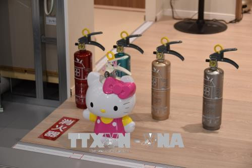 Vòi cấp nước cứu hỏa tổng hợp tại chung cư cao 12 tầng ở Thủ đô Tokyo. Ảnh: Nguyễn Tuyến- PvTTXVN tại Nhật Bản Bình cứu hỏa dùng cho gia đình được thiết kế nhỏ gọn. Ảnh: Nguyễn Tuyến- PvTTXVN tại Nhật Bản Hệ thổng phun nước cứu hỏa lắp đặt tại chung cư dùng cho 2 người sử dụng. Ảnh: Nguyễn Tuyến- PvTTXVN tại Nhật Bản Khi có cháy, cửa thóat hiểm mở ra và có thang đưa người xuống tầng dưới. Ảnh: Nguyễn Tuyến- PvTTXVN tại Nhật Bản Nhóm giải cứu dùng thang tiếp cận hiện trường giải cứu nạn nhân. Ảnh: Nguyễn Tuyến- PvTTXVN tại Nhật Bản Nhóm tác chiến sử dụng thang cứu hộ đưa nạn nhân ra khỏi vụ hỏa hoạn. Ảnh: Nguyễn Tuyến- PvTTXVN tại Nhật Bản Vòi cấp nước cứu hỏa tổng hợp tại chung cư cao 12 tầng ở Thủ đô Tokyo. Ảnh: Nguyễn Tuyến- PvTTXVN tại Nhật Bản Bình cứu hỏa dùng cho gia đình được thiết kế nhỏ gọn. Ảnh: Nguyễn Tuyến- PvTTXVN tại Nhật Bản Hệ thổng phun nước cứu hỏa lắp đặt tại chung cư dùng cho 2 người sử dụng. Ảnh: Nguyễn Tuyến- PvTTXVN tại Nhật Bản Khi có cháy, cửa thóat hiểm mở ra và có thang đưa người xuống tầng dưới. Ảnh: Nguyễn Tuyến- PvTTXVN tại Nhật Bản Nhóm giải cứu dùng thang tiếp cận hiện trường giải cứu nạn nhân. Ảnh: Nguyễn Tuyến- PvTTXVN tại Nhật Bản Nhóm tác chiến sử dụng thang cứu hộ đưa nạn nhân ra khỏi vụ hỏa hoạn. Ảnh: Nguyễn Tuyến- PvTTXVN tại Nhật Bản