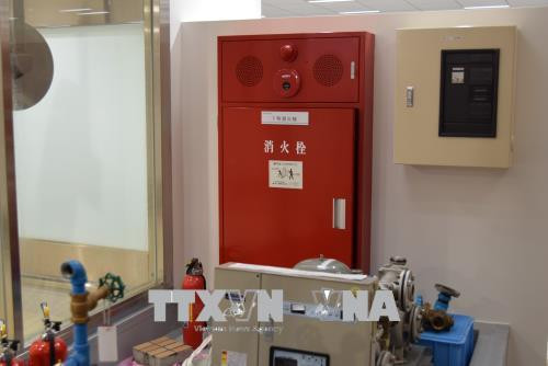 Vòi cấp nước cứu hỏa tổng hợp tại chung cư cao 12 tầng ở Thủ đô Tokyo. Ảnh: Nguyễn Tuyến- PvTTXVN tại Nhật Bản Bình cứu hỏa dùng cho gia đình được thiết kế nhỏ gọn. Ảnh: Nguyễn Tuyến- PvTTXVN tại Nhật Bản Hệ thổng phun nước cứu hỏa lắp đặt tại chung cư dùng cho 2 người sử dụng. Ảnh: Nguyễn Tuyến- PvTTXVN tại Nhật Bản Khi có cháy, cửa thóat hiểm mở ra và có thang đưa người xuống tầng dưới. Ảnh: Nguyễn Tuyến- PvTTXVN tại Nhật Bản Nhóm giải cứu dùng thang tiếp cận hiện trường giải cứu nạn nhân. Ảnh: Nguyễn Tuyến- PvTTXVN tại Nhật Bản Nhóm tác chiến sử dụng thang cứu hộ đưa nạn nhân ra khỏi vụ hỏa hoạn. Ảnh: Nguyễn Tuyến- PvTTXVN tại Nhật Bản Vòi cấp nước cứu hỏa tổng hợp tại chung cư cao 12 tầng ở Thủ đô Tokyo. Ảnh: Nguyễn Tuyến- PvTTXVN tại Nhật Bản Bình cứu hỏa dùng cho gia đình được thiết kế nhỏ gọn. Ảnh: Nguyễn Tuyến- PvTTXVN tại Nhật Bản Hệ thổng phun nước cứu hỏa lắp đặt tại chung cư dùng cho 2 người sử dụng. Ảnh: Nguyễn Tuyến- PvTTXVN tại Nhật Bản Khi có cháy, cửa thóat hiểm mở ra và có thang đưa người xuống tầng dưới. Ảnh: Nguyễn Tuyến- PvTTXVN tại Nhật Bản Nhóm giải cứu dùng thang tiếp cận hiện trường giải cứu nạn nhân. Ảnh: Nguyễn Tuyến- PvTTXVN tại Nhật Bản Nhóm tác chiến sử dụng thang cứu hộ đưa nạn nhân ra khỏi vụ hỏa hoạn. Ảnh: Nguyễn Tuyến- PvTTXVN tại Nhật Bản