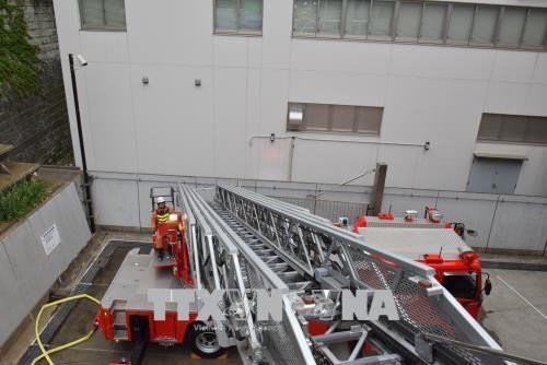 Vòi cấp nước cứu hỏa tổng hợp tại chung cư cao 12 tầng ở Thủ đô Tokyo. Ảnh: Nguyễn Tuyến- PvTTXVN tại Nhật Bản Bình cứu hỏa dùng cho gia đình được thiết kế nhỏ gọn. Ảnh: Nguyễn Tuyến- PvTTXVN tại Nhật Bản Hệ thổng phun nước cứu hỏa lắp đặt tại chung cư dùng cho 2 người sử dụng. Ảnh: Nguyễn Tuyến- PvTTXVN tại Nhật Bản Khi có cháy, cửa thóat hiểm mở ra và có thang đưa người xuống tầng dưới. Ảnh: Nguyễn Tuyến- PvTTXVN tại Nhật Bản Nhóm giải cứu dùng thang tiếp cận hiện trường giải cứu nạn nhân. Ảnh: Nguyễn Tuyến- PvTTXVN tại Nhật Bản Nhóm tác chiến sử dụng thang cứu hộ đưa nạn nhân ra khỏi vụ hỏa hoạn. Ảnh: Nguyễn Tuyến- PvTTXVN tại Nhật Bản Vòi cấp nước cứu hỏa tổng hợp tại chung cư cao 12 tầng ở Thủ đô Tokyo. Ảnh: Nguyễn Tuyến- PvTTXVN tại Nhật Bản Bình cứu hỏa dùng cho gia đình được thiết kế nhỏ gọn. Ảnh: Nguyễn Tuyến- PvTTXVN tại Nhật Bản Hệ thổng phun nước cứu hỏa lắp đặt tại chung cư dùng cho 2 người sử dụng. Ảnh: Nguyễn Tuyến- PvTTXVN tại Nhật Bản Khi có cháy, cửa thóat hiểm mở ra và có thang đưa người xuống tầng dưới. Ảnh: Nguyễn Tuyến- PvTTXVN tại Nhật Bản Nhóm giải cứu dùng thang tiếp cận hiện trường giải cứu nạn nhân. Ảnh: Nguyễn Tuyến- PvTTXVN tại Nhật Bản Nhóm tác chiến sử dụng thang cứu hộ đưa nạn nhân ra khỏi vụ hỏa hoạn. Ảnh: Nguyễn Tuyến- PvTTXVN tại Nhật Bản