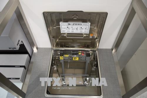 Vòi cấp nước cứu hỏa tổng hợp tại chung cư cao 12 tầng ở Thủ đô Tokyo. Ảnh: Nguyễn Tuyến- PvTTXVN tại Nhật Bản Bình cứu hỏa dùng cho gia đình được thiết kế nhỏ gọn. Ảnh: Nguyễn Tuyến- PvTTXVN tại Nhật Bản Hệ thổng phun nước cứu hỏa lắp đặt tại chung cư dùng cho 2 người sử dụng. Ảnh: Nguyễn Tuyến- PvTTXVN tại Nhật Bản Khi có cháy, cửa thóat hiểm mở ra và có thang đưa người xuống tầng dưới. Ảnh: Nguyễn Tuyến- PvTTXVN tại Nhật Bản Nhóm giải cứu dùng thang tiếp cận hiện trường giải cứu nạn nhân. Ảnh: Nguyễn Tuyến- PvTTXVN tại Nhật Bản Nhóm tác chiến sử dụng thang cứu hộ đưa nạn nhân ra khỏi vụ hỏa hoạn. Ảnh: Nguyễn Tuyến- PvTTXVN tại Nhật Bản Vòi cấp nước cứu hỏa tổng hợp tại chung cư cao 12 tầng ở Thủ đô Tokyo. Ảnh: Nguyễn Tuyến- PvTTXVN tại Nhật Bản Bình cứu hỏa dùng cho gia đình được thiết kế nhỏ gọn. Ảnh: Nguyễn Tuyến- PvTTXVN tại Nhật Bản Hệ thổng phun nước cứu hỏa lắp đặt tại chung cư dùng cho 2 người sử dụng. Ảnh: Nguyễn Tuyến- PvTTXVN tại Nhật Bản Khi có cháy, cửa thóat hiểm mở ra và có thang đưa người xuống tầng dưới. Ảnh: Nguyễn Tuyến- PvTTXVN tại Nhật Bản Nhóm giải cứu dùng thang tiếp cận hiện trường giải cứu nạn nhân. Ảnh: Nguyễn Tuyến- PvTTXVN tại Nhật Bản Nhóm tác chiến sử dụng thang cứu hộ đưa nạn nhân ra khỏi vụ hỏa hoạn. Ảnh: Nguyễn Tuyến- PvTTXVN tại Nhật Bản