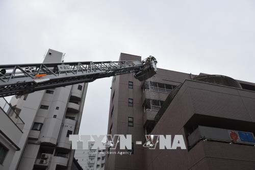 Vòi cấp nước cứu hỏa tổng hợp tại chung cư cao 12 tầng ở Thủ đô Tokyo. Ảnh: Nguyễn Tuyến- PvTTXVN tại Nhật Bản Bình cứu hỏa dùng cho gia đình được thiết kế nhỏ gọn. Ảnh: Nguyễn Tuyến- PvTTXVN tại Nhật Bản Hệ thổng phun nước cứu hỏa lắp đặt tại chung cư dùng cho 2 người sử dụng. Ảnh: Nguyễn Tuyến- PvTTXVN tại Nhật Bản Khi có cháy, cửa thóat hiểm mở ra và có thang đưa người xuống tầng dưới. Ảnh: Nguyễn Tuyến- PvTTXVN tại Nhật Bản Nhóm giải cứu dùng thang tiếp cận hiện trường giải cứu nạn nhân. Ảnh: Nguyễn Tuyến- PvTTXVN tại Nhật Bản Nhóm tác chiến sử dụng thang cứu hộ đưa nạn nhân ra khỏi vụ hỏa hoạn. Ảnh: Nguyễn Tuyến- PvTTXVN tại Nhật Bản Vòi cấp nước cứu hỏa tổng hợp tại chung cư cao 12 tầng ở Thủ đô Tokyo. Ảnh: Nguyễn Tuyến- PvTTXVN tại Nhật Bản Bình cứu hỏa dùng cho gia đình được thiết kế nhỏ gọn. Ảnh: Nguyễn Tuyến- PvTTXVN tại Nhật Bản Hệ thổng phun nước cứu hỏa lắp đặt tại chung cư dùng cho 2 người sử dụng. Ảnh: Nguyễn Tuyến- PvTTXVN tại Nhật Bản Khi có cháy, cửa thóat hiểm mở ra và có thang đưa người xuống tầng dưới. Ảnh: Nguyễn Tuyến- PvTTXVN tại Nhật Bản Nhóm giải cứu dùng thang tiếp cận hiện trường giải cứu nạn nhân. Ảnh: Nguyễn Tuyến- PvTTXVN tại Nhật Bản Nhóm tác chiến sử dụng thang cứu hộ đưa nạn nhân ra khỏi vụ hỏa hoạn. Ảnh: Nguyễn Tuyến- PvTTXVN tại Nhật Bản