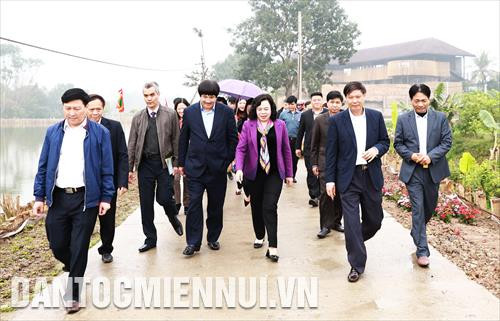 Phó Bí thư Thường trực Thành ủy Hà Nội Ngô Thị Thanh Hằng cùng đoàn công tác kiểm tra thực tế xây dựng nông thôn mới trên địa bàn huyện Ứng Hòa.