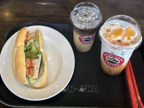 Bánh mì Sài Gòn đã từ lâu được nhiều chuỗi cửa hàng thức ăn nhanh ngoại tại Việt Nam cho vào thực đơn. Ảnh: Mỹ Phương - TTXVN Bánh mì Sài Gòn đã từ lâu được nhiều chuỗi cửa hàng thức ăn nhanh ngoại tại Việt Nam cho vào thực đơn. Ảnh: Mỹ Phương - TTXVN